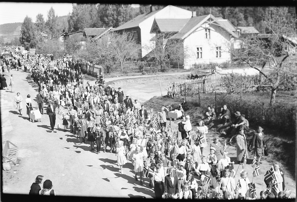 Håkon Prestkværn, 17. mai-tog i Storgata i Moelv.