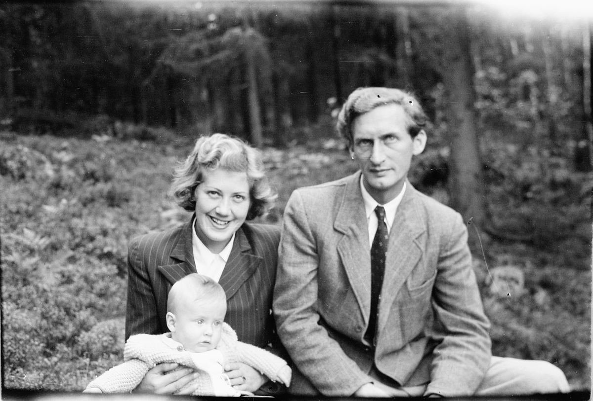 Håkon Prestkværn, Kvinne, og mann med en baby i skogen.