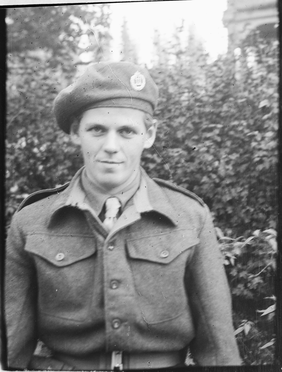 Håkon Prestkværn, Ukjent norsk soldat i uniform med trær i bakgrunnen.