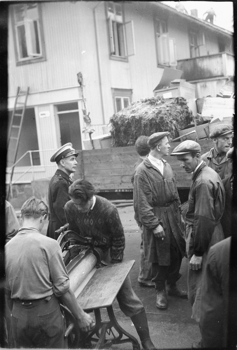 Håkon Prestkværn, MOELVEN GJESTGIVERI, HOTELL, BRANN 1949, INNVENTAR REDDES UT.