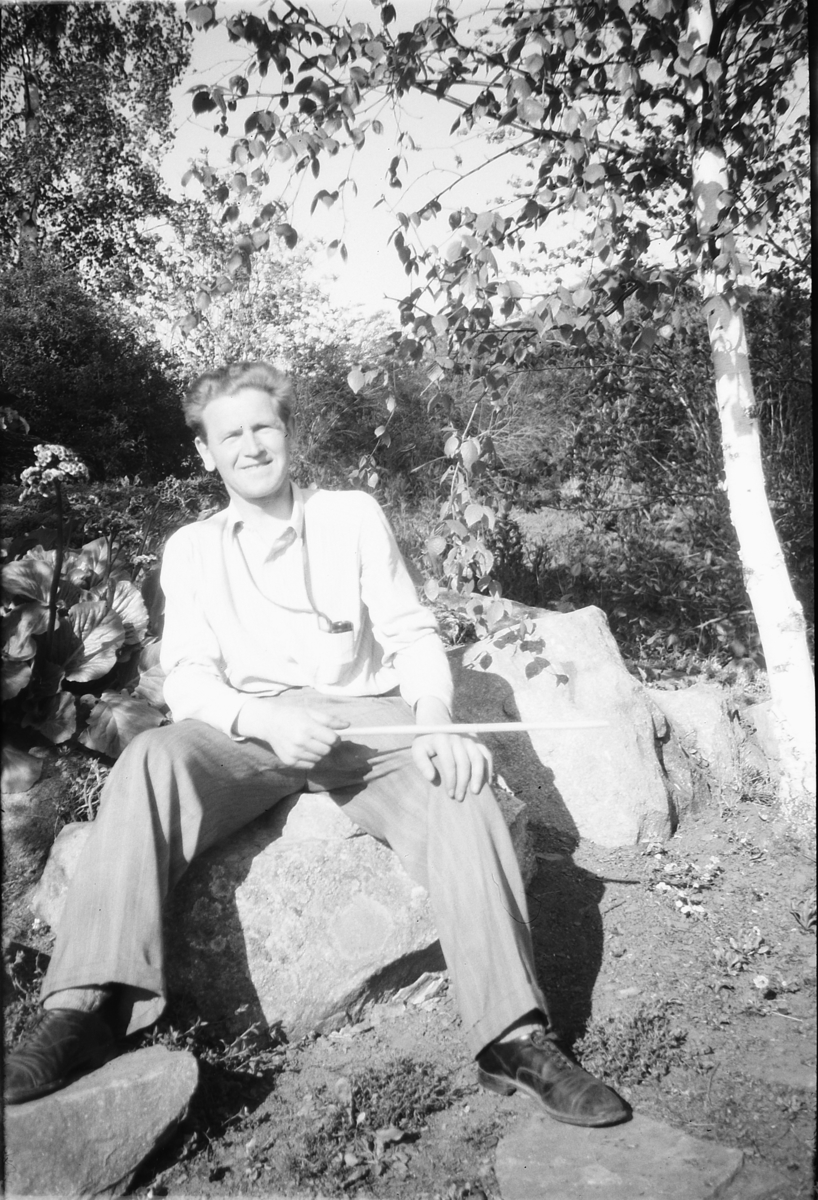Håkon Prestkværn, Ukjent mann sitter på en stein.