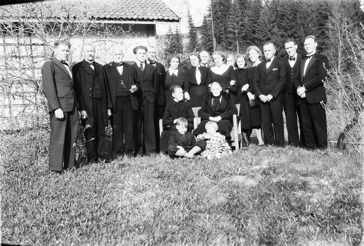 Håkon Prestkværn, Gruppe mennesker. Familiegruppe Prestkværn. Familiebilde ved Kristian Prestkværns bortgang og begravelse i 1946. Foran; Ole Christian og Brita Prestkværn. På benken; ukjent kvinne og Gunda Prestkværn. Fra Høyre bak; Kolbjørn og Einar Prestkværn. Ukjent mann, ukjent kvinne. Martha Prestkværn, ukjent…