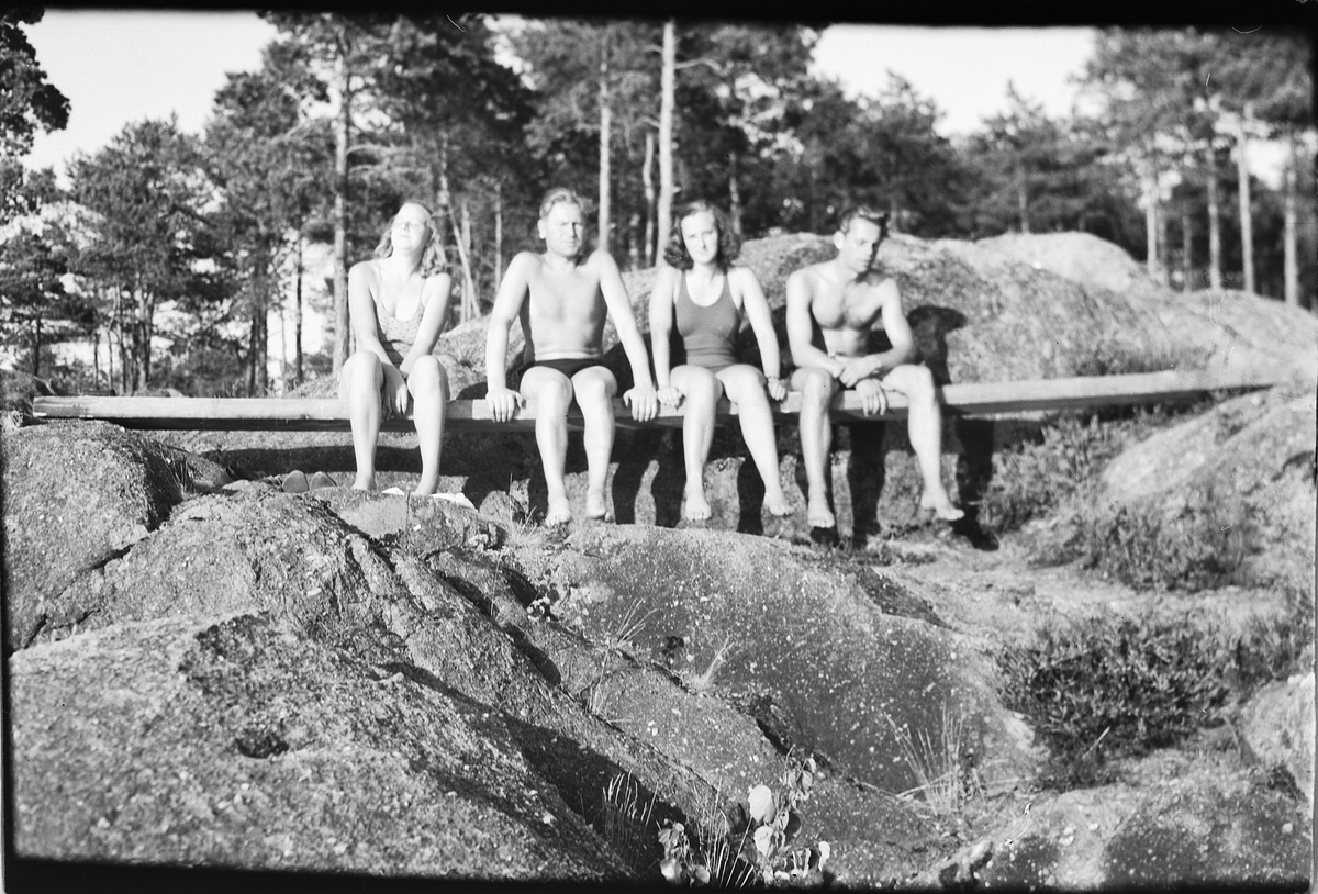 Håkon Prestkværn, To menn og kvinner i badeshorts og badedrakt.