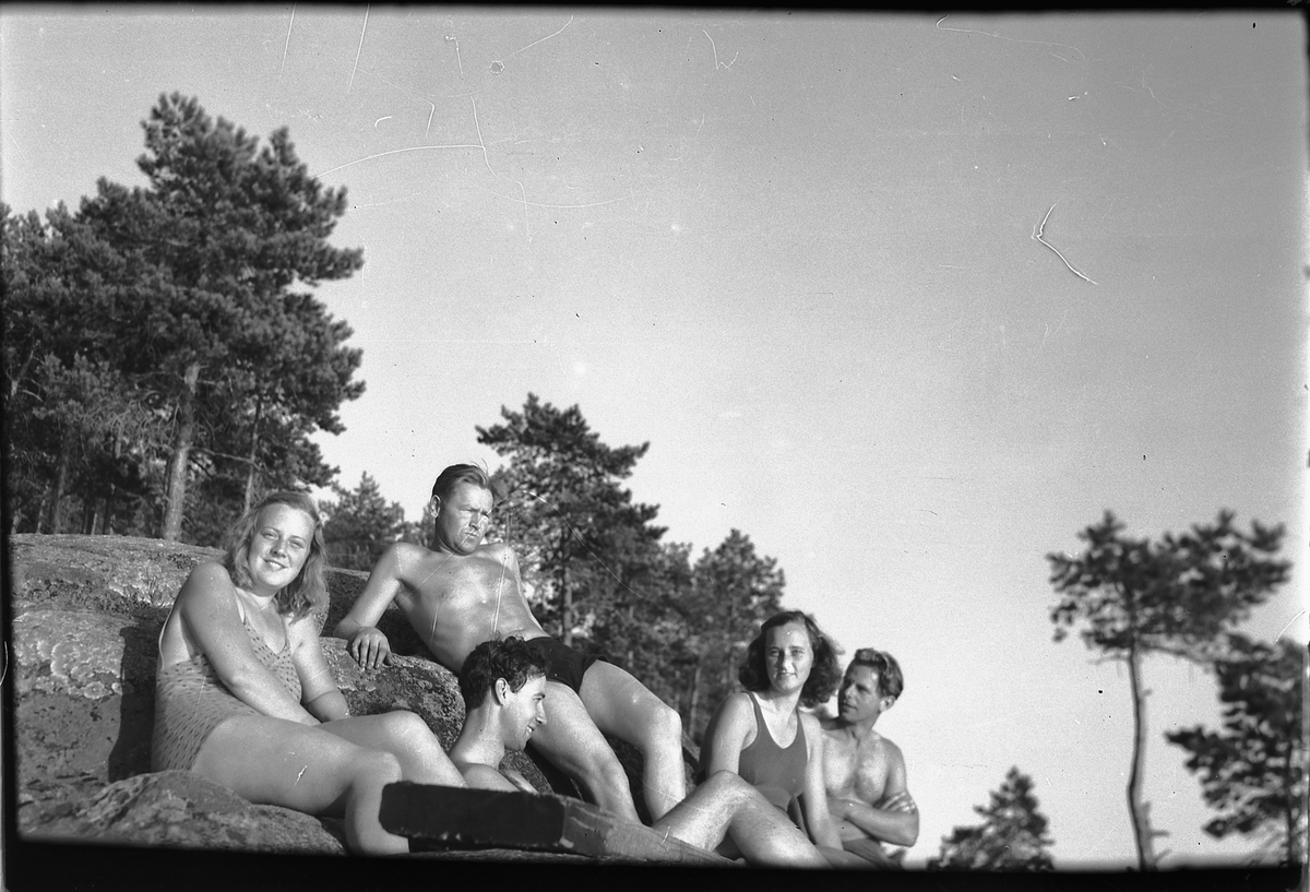 Håkon Prestkværn, Menn og kvinner i badeshorts og badedrakt.