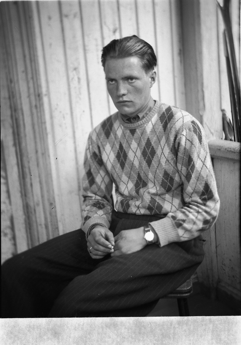 Håkon Prestkværn, Ukjent mann sitter i en stol på trammen.