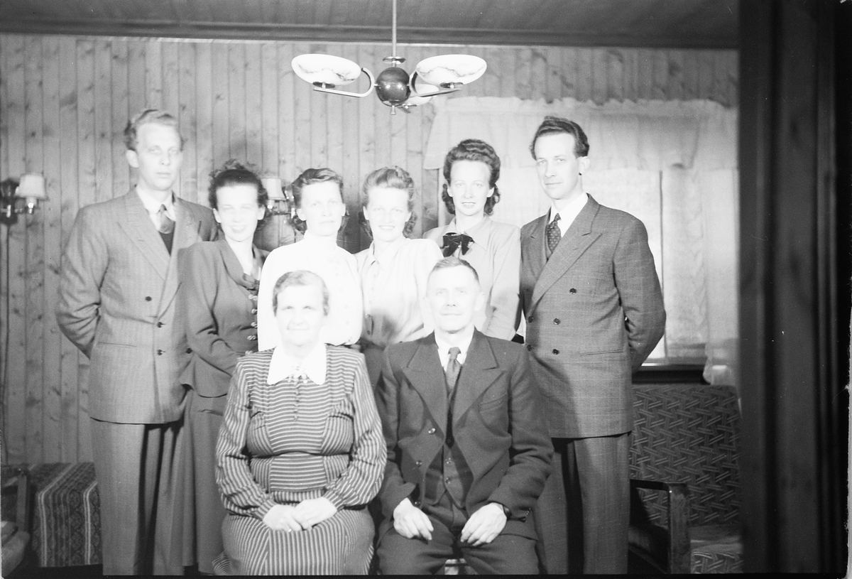 Håkon Prestkværn, Interiør, stue. Ukjent familie.