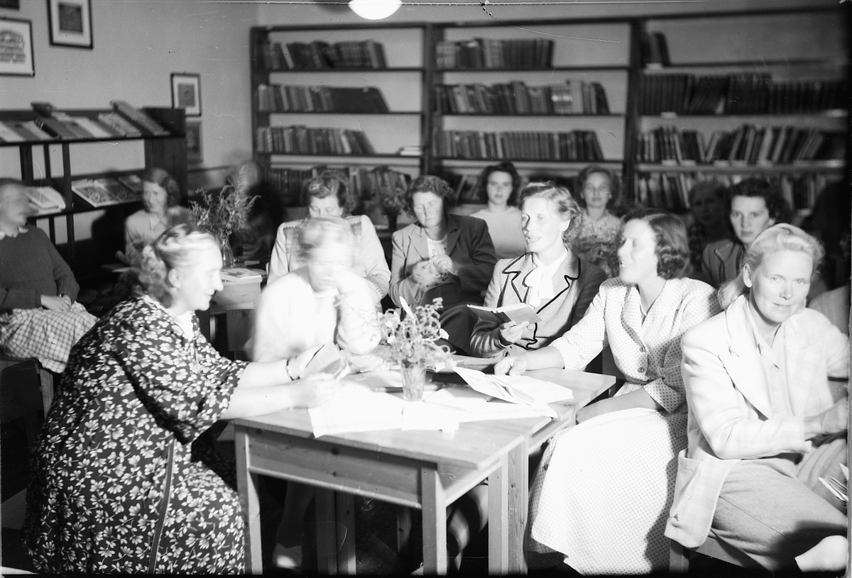 Håkon Prestkværn, Gruppe, kvinner sitter og leser i bibliotek.