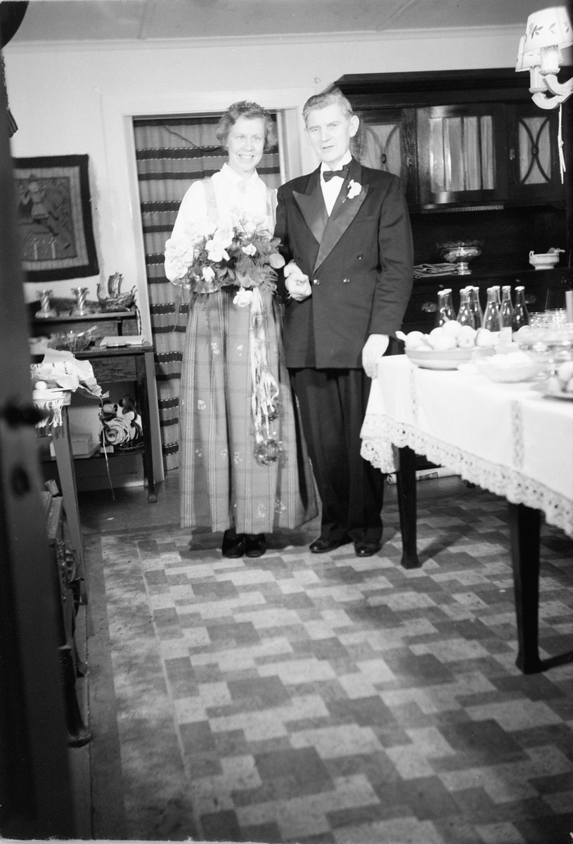 Håkon Prestkværn, Interiør, stue. Kvinne i bunad og mann i dress. Bryllup?