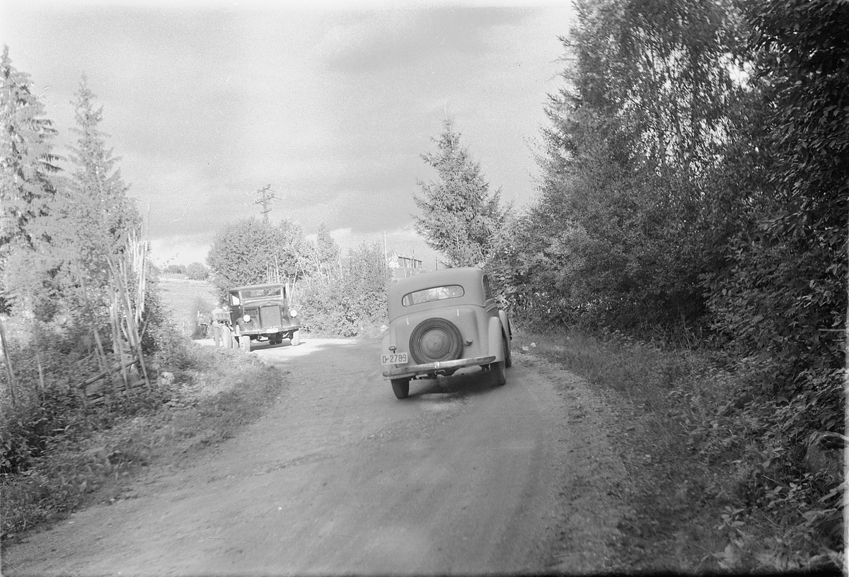 Håkon Prestkværn, PERSONBIL D-2789 (Olav Skjerven står som eier av Opel D-2789 i 1948), LASTEBIL D-3659, LANGS BYGDEVEG, Borgward lastebil (med rombeformet fabrikkmerke på radiatoren)og en Opel Olympia eller Kadett.