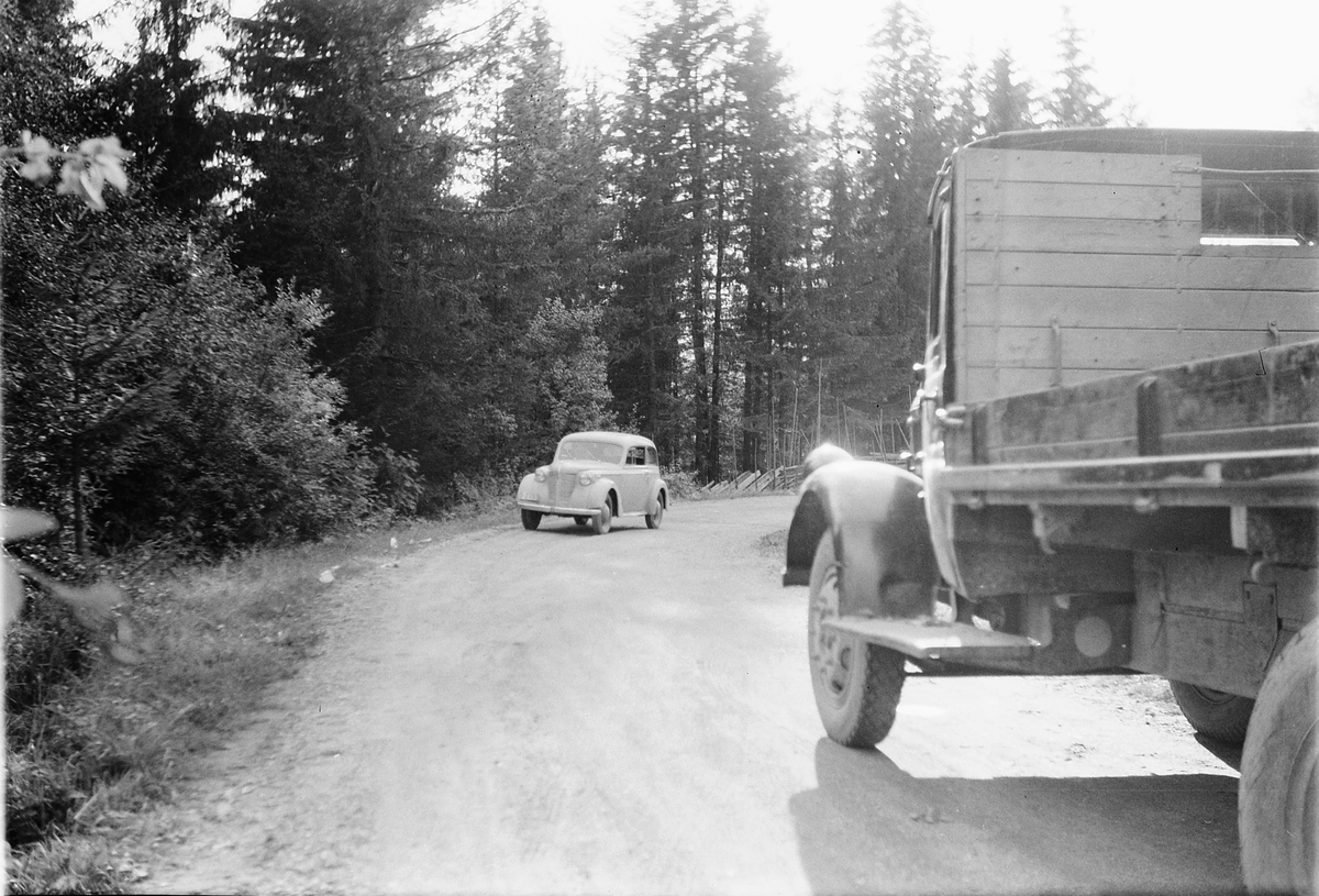 Håkon Prestkværn, PERSONBIL D-2789, LASTEBIL D-3659. LANGS BYGDEVEG, Borgward lastebil (med rombeformet fabrikkmerke på radiatoren)og en Opel Olympia eller Kadett.