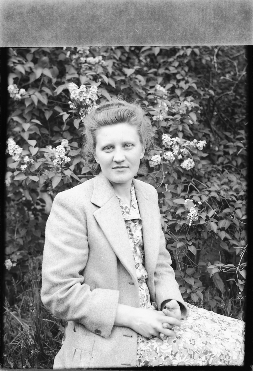 Håkon Prestkværn, Ukjent kvinne med et tre som blomstrer i bakgrunnen.