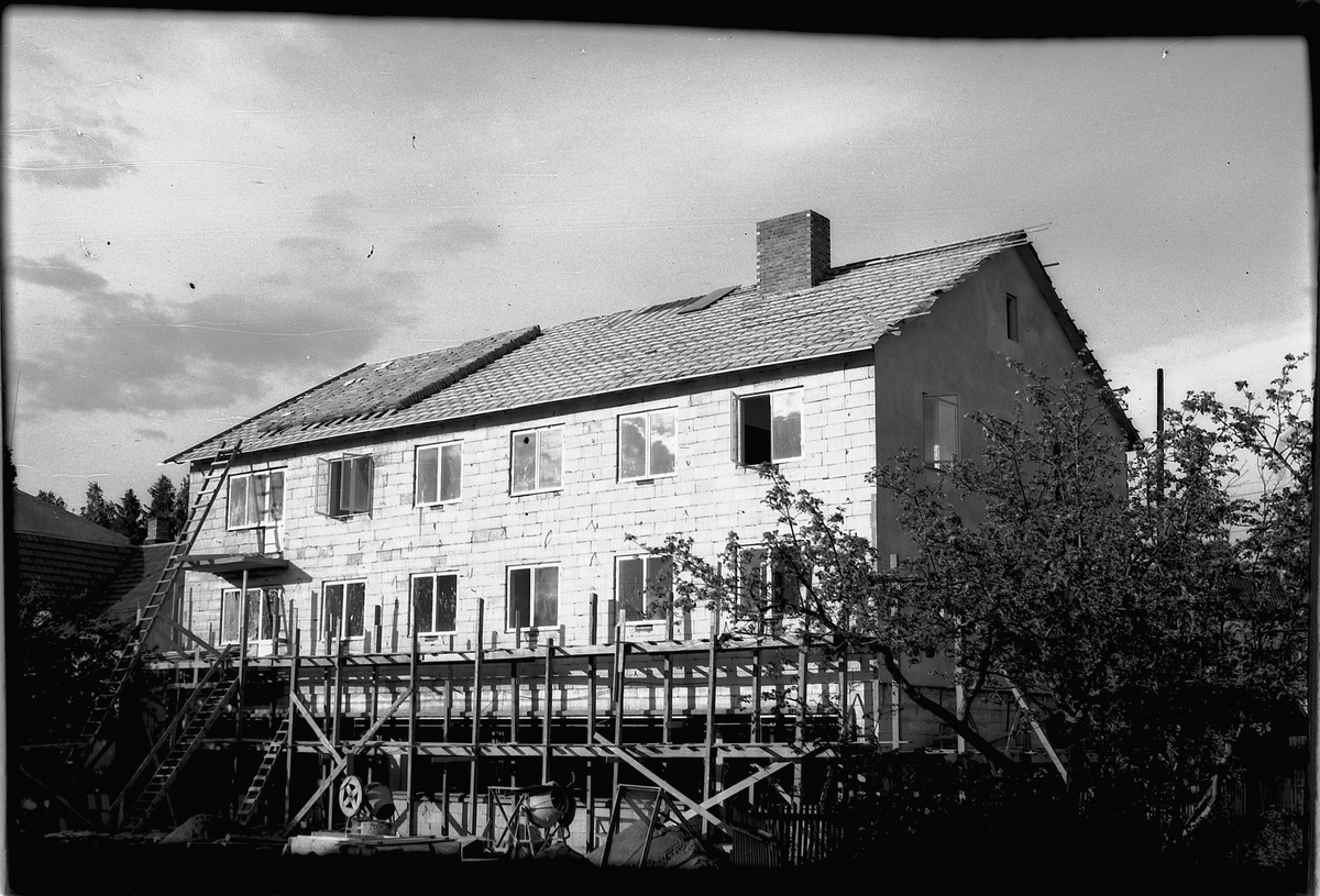 Håkon Prestkværn, Restaurering av et hus med stilas.
