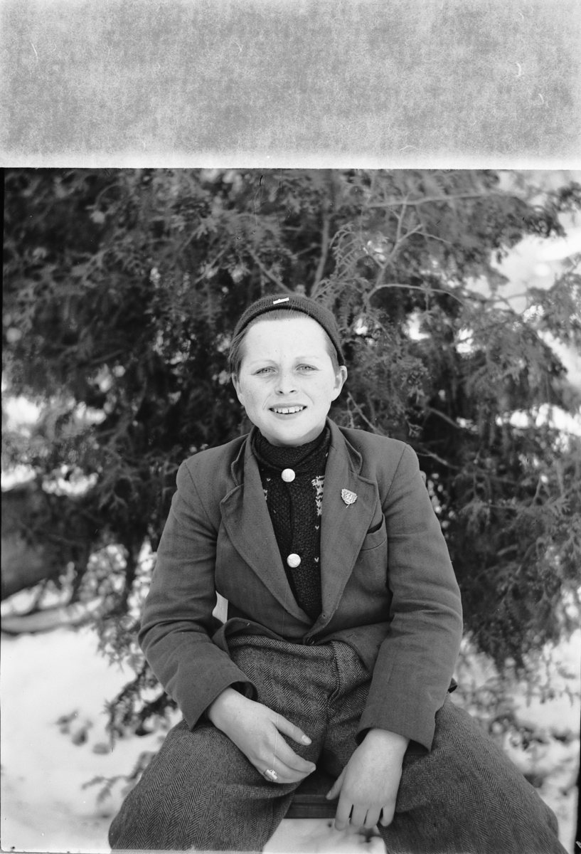 Håkon Prestkværn, Gutt med lue foran et grantre.