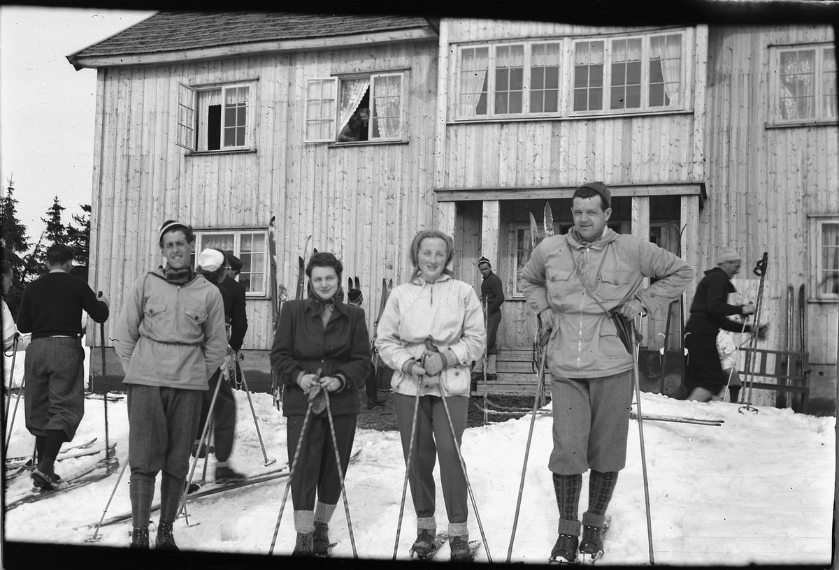 Håkon Prestkværn, Ukjente på ski utenfor Hygga på Ljøsheim.