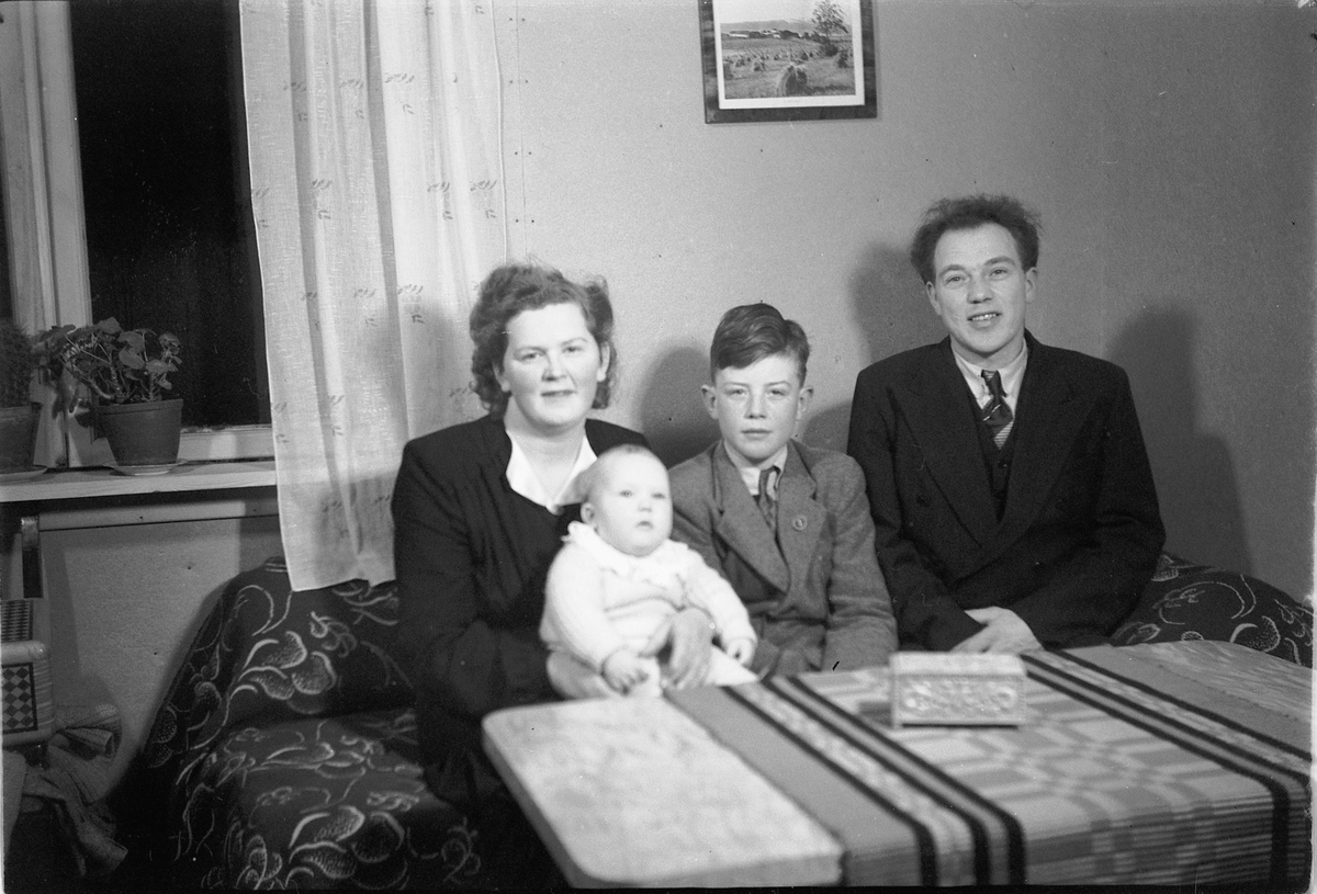 Håkon Prestkværn, TORBJØRG, FØDT LØKKESVEEN, OG JOHS ELVSVEEN MED BARNA KJELL OG HANS.