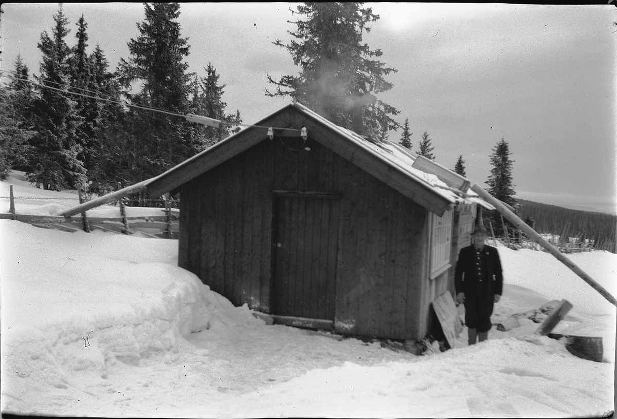 Håkon Prestkværn, Ukjent mann ved ei hytte i skogen.