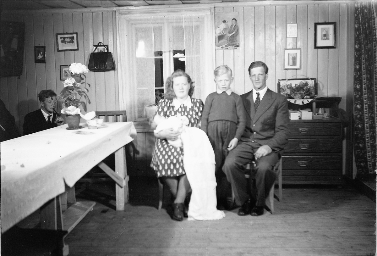 Håkon Prestkværn, Interiør, stue. Familie med baby.