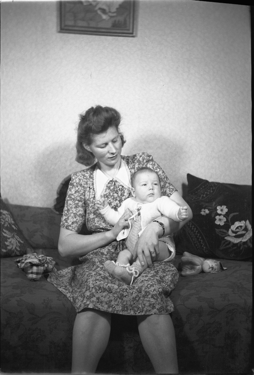 Håkon Prestkværn, Interiør, stue. Mor med baby.