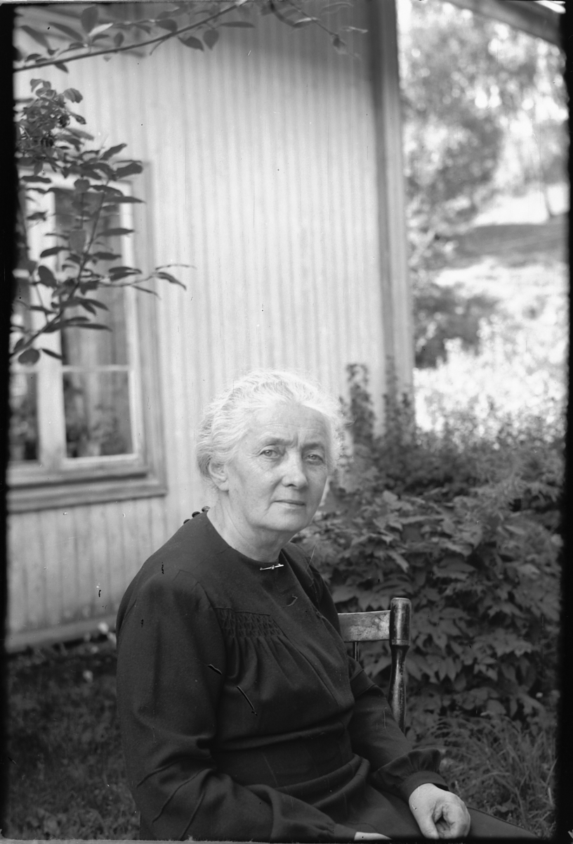 Håkon Prestkværn, Ukjent eldre kvinne i hagen.