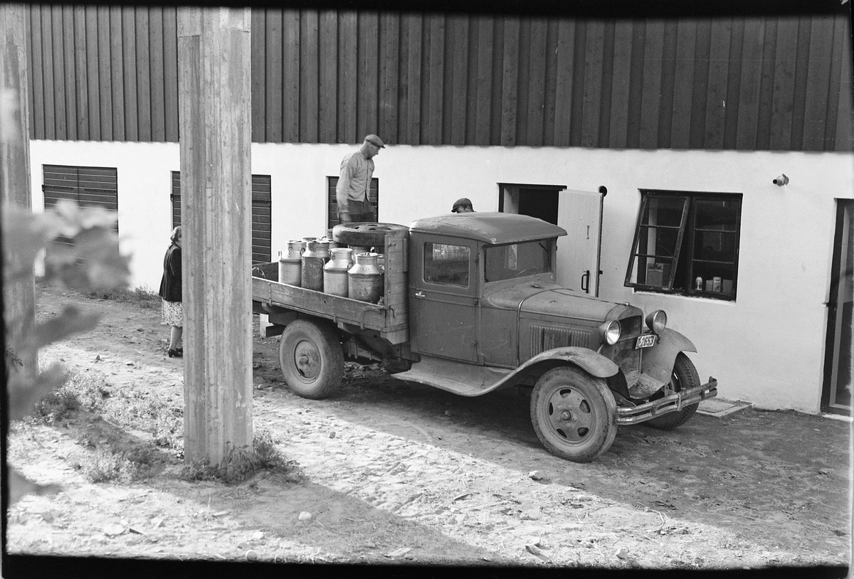 Håkon Prestkværn, LASTEBIL MED MELKEKJELER, melkespann, FORD AA 1928-31, KJØRER MJØLK.