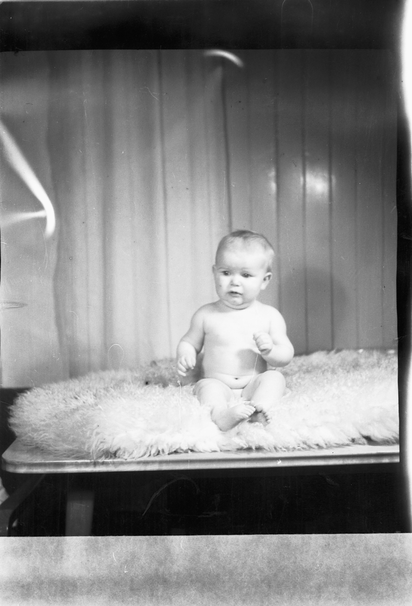 Håkon Prestkværn, Baby på teppe.