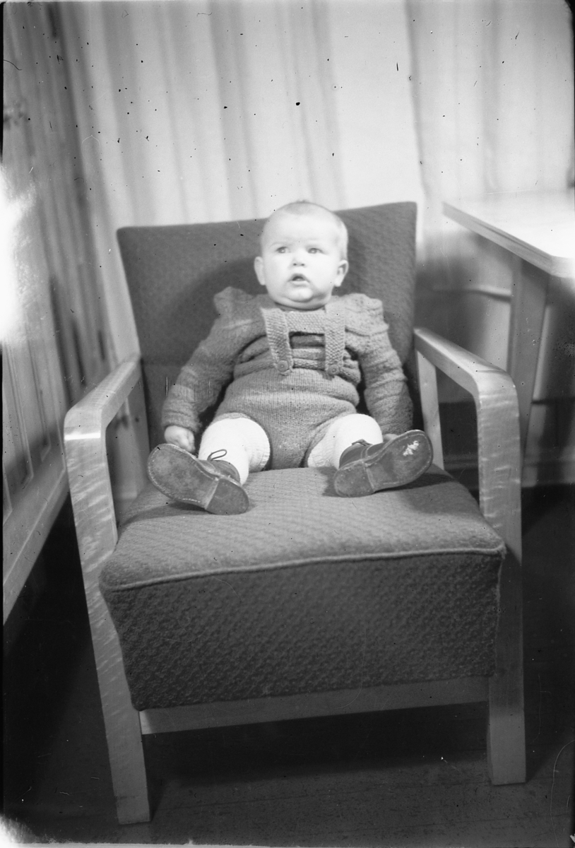 Håkon Prestkværn, Baby i en stol.