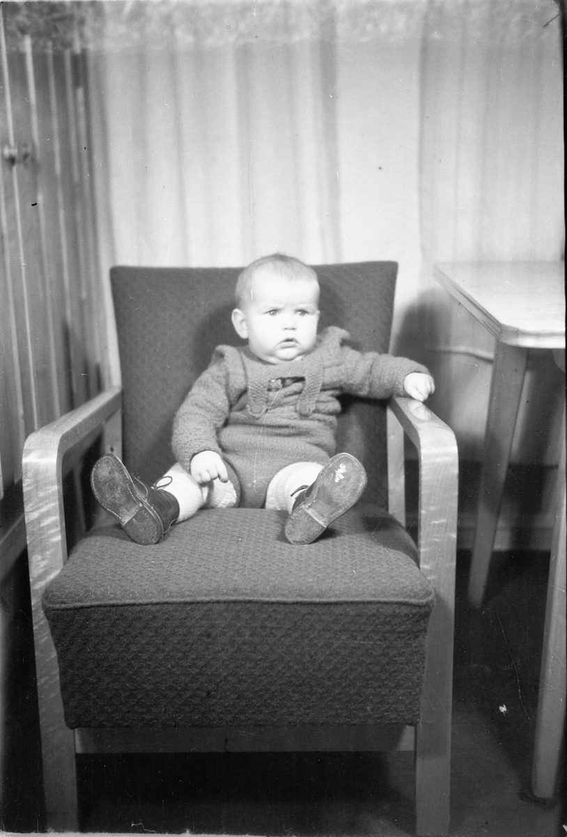 Håkon Prestkværn, Baby i en stol.