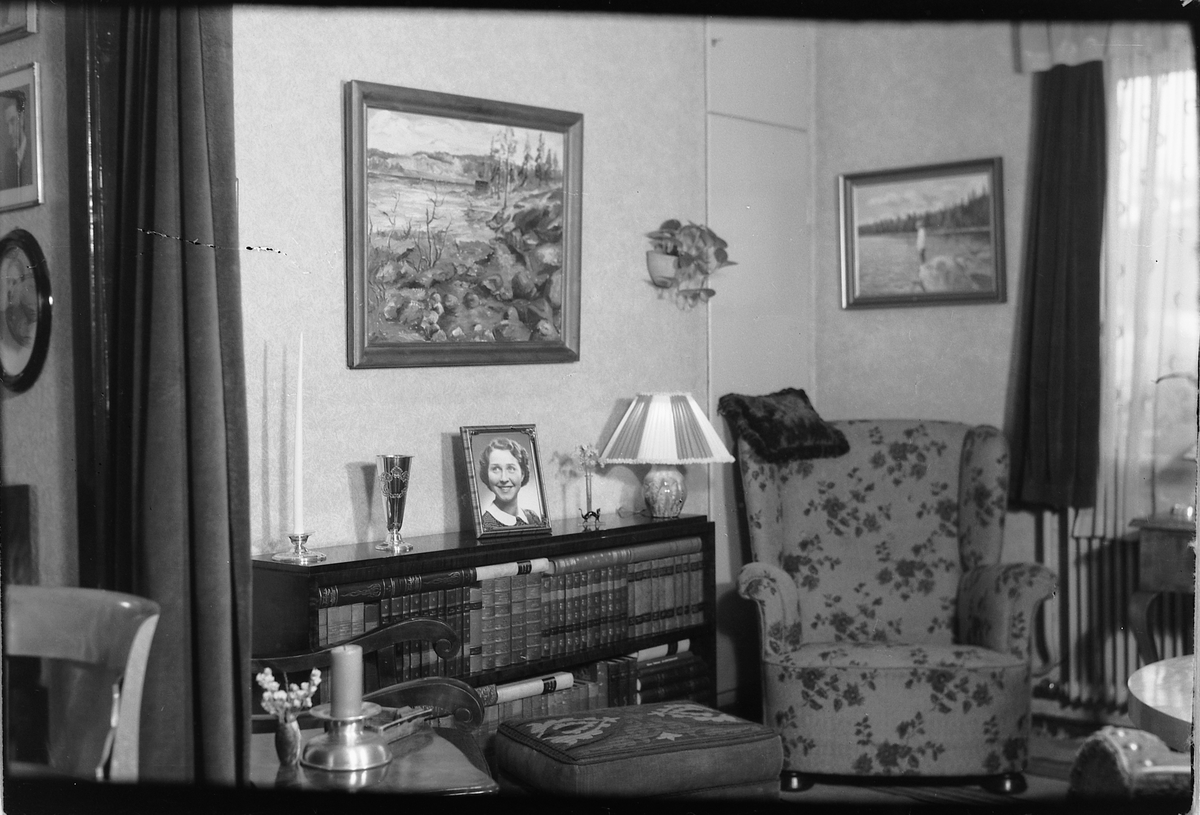 Håkon Prestkværn, Interiør, stue med bokhylle og stol. Fotokonvolutt mrk. "Grensen jan. 1949"
