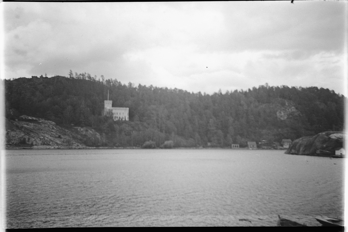 Håkon Prestkværn, Ukjent fjord og bygning.