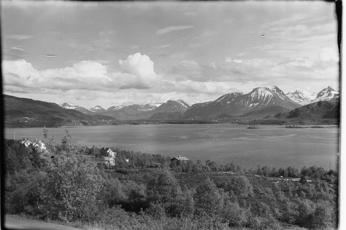 Håkon Prestkværn, Ukjent fjellandskap med hus ved fjorden.