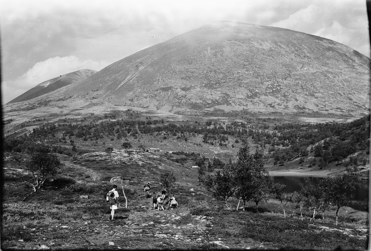 Håkon Prestkværn, Fjellandskap med turgåere, fottur, fjelltur, Rondane? Fotokonvolutt mrk. "Rondane"
