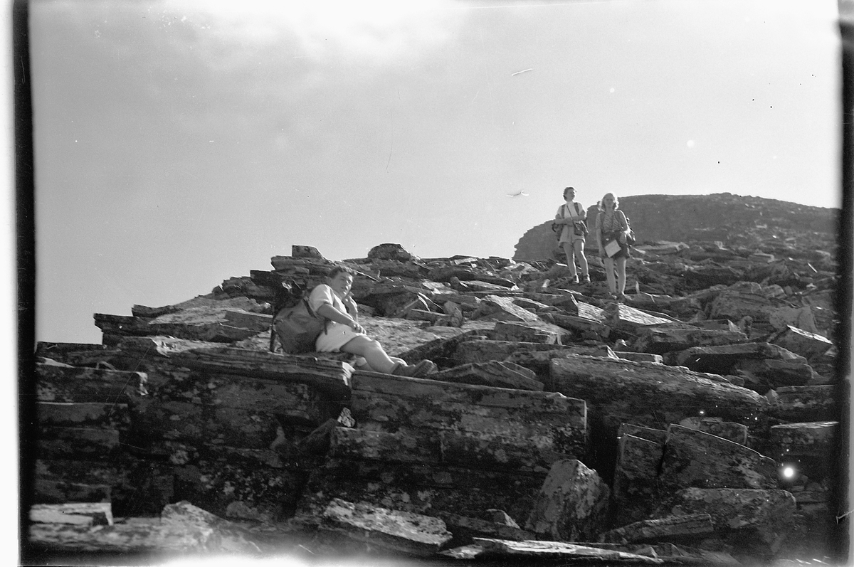 Håkon Prestkværn, Fjellandskap med turgåere. Fjelltur, fottur, Rondane. Fotokonvolutt mrk. "Rondane"