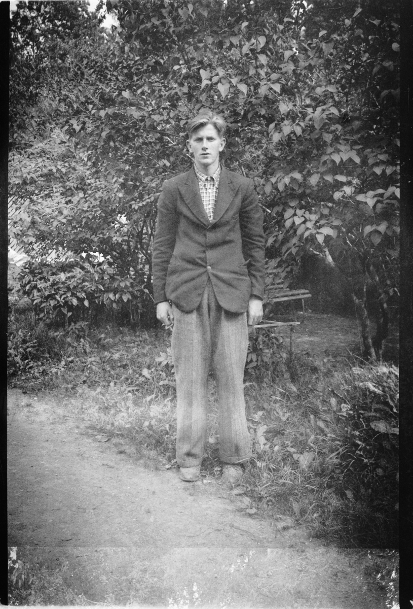 Håkon Prestkværn, Ukjent mann i dress og slips. Fotokonvolutt mrk. "Reppe m.m."