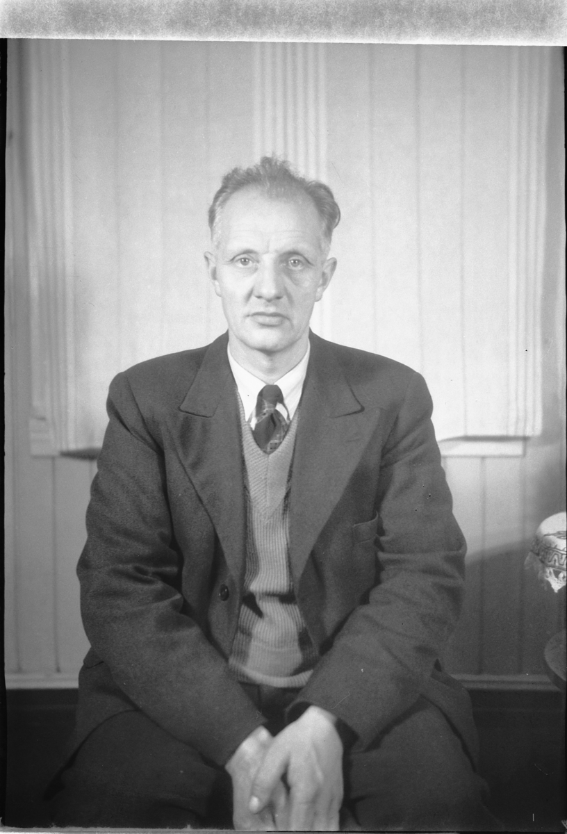 Håkon Prestkværn, Interiør, stue. Ukjent mann. Fotokonvolutt mrk. "Haugen meieriet midten des.48"