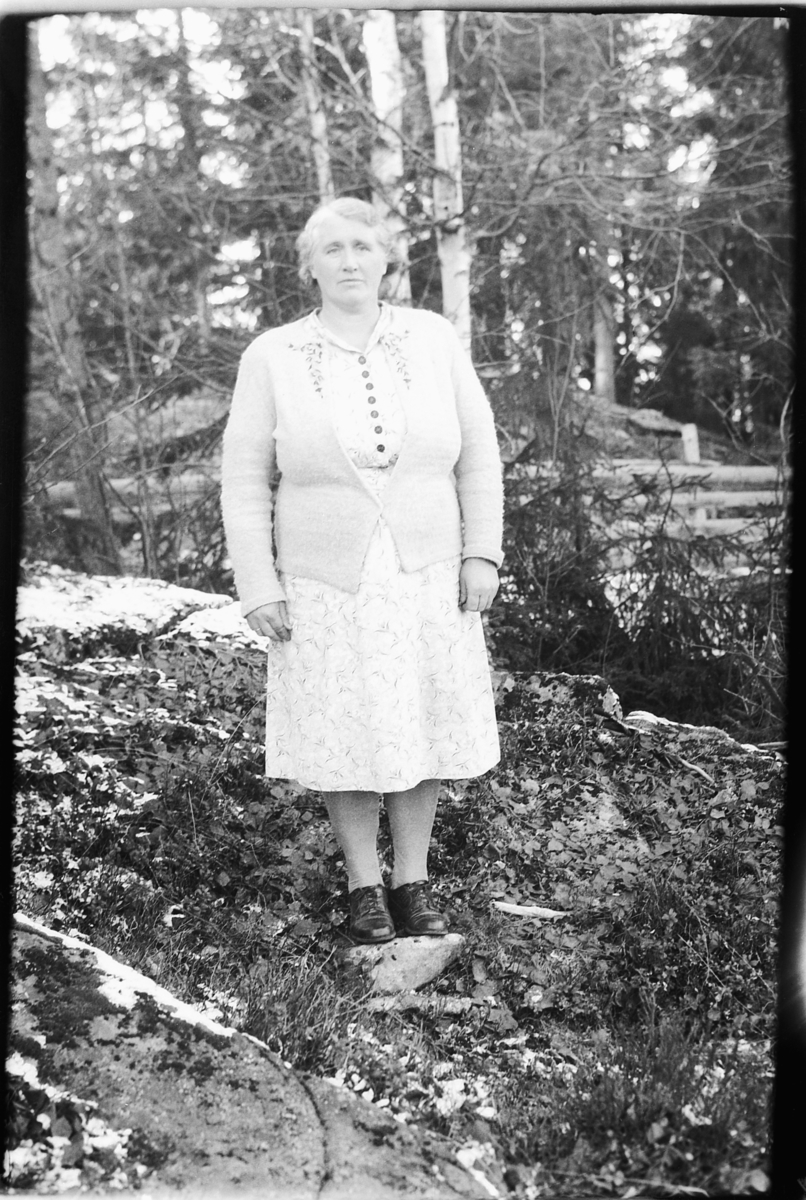 Håkon Prestkværn, Ukjent kvinne i skogen. Fotokonvolutt mrk. "Jarle Olsen okt. 1948"