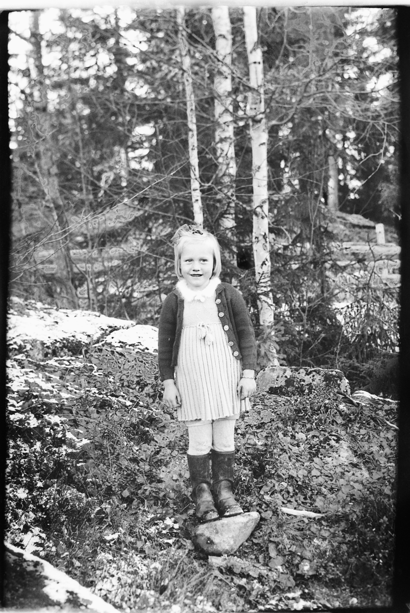 Håkon Prestkværn, Ukjent jente i skogen. Fotokonvolutt mrk. "Jarle Olsen okt. 1948"