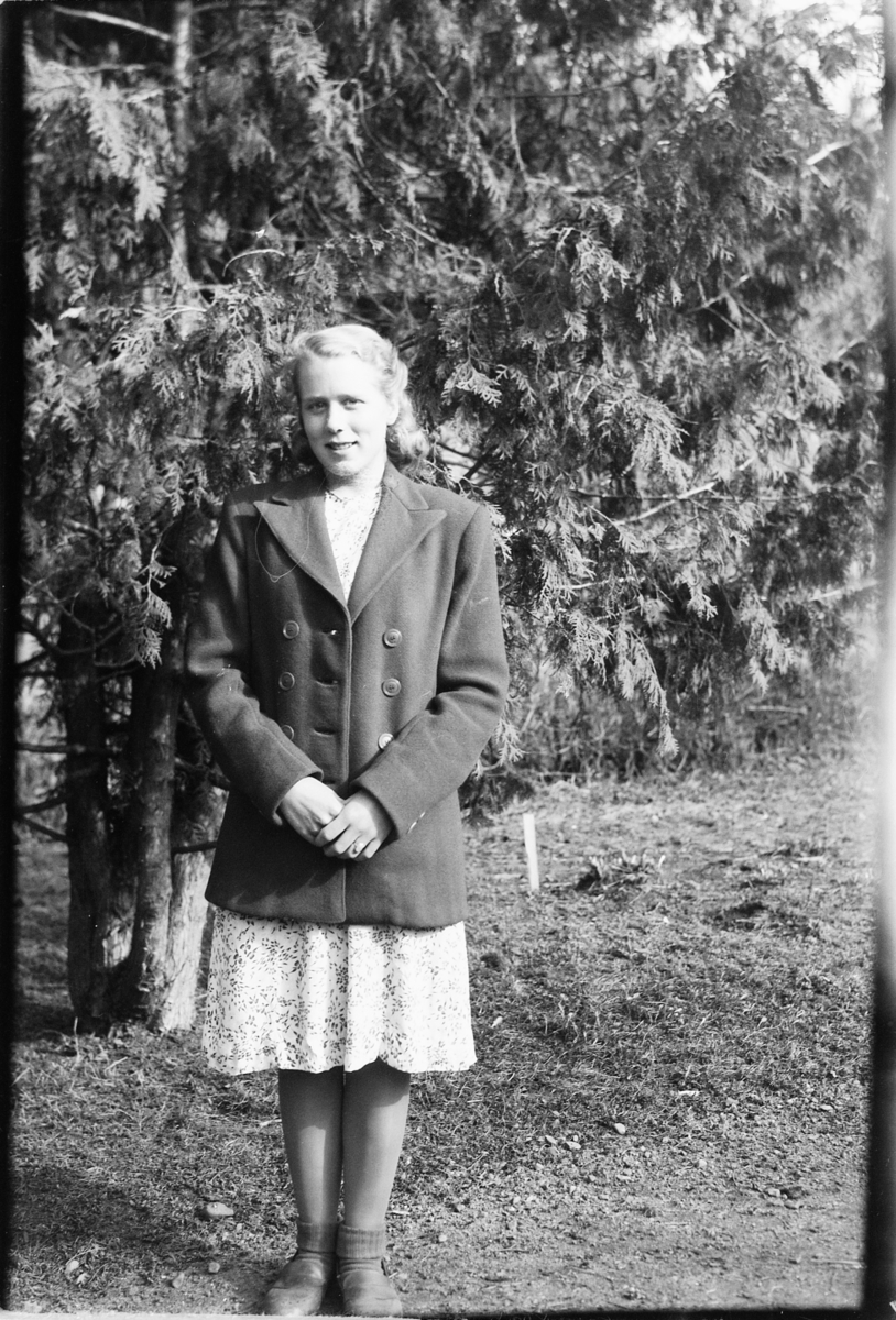 Håkon Prestkværn, Ukjent kvinne ved et grantre. Fotokonvolutt mrk. "Frknr. Hagen slutten april 1948"