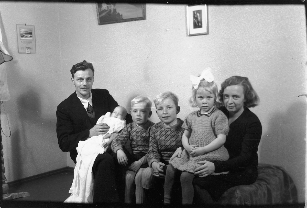 Håkon Prestkværn, Familien Evensen, familiegruppe med et dåpsbarn. Fra venstre Einar Evensen med dåpsbarnet Borgny på fanget. Videre Helge, Lars og Edith på fanget til moren Marie.