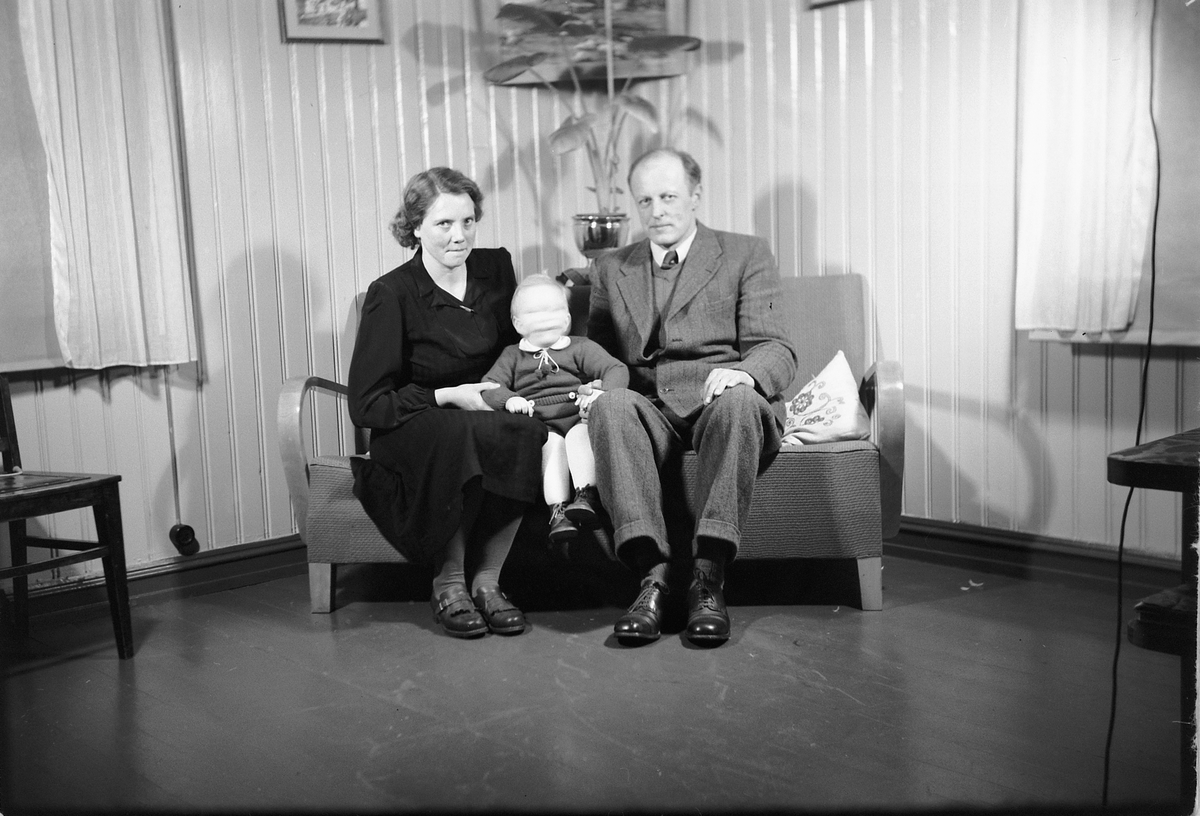 Håkon Prestkværn, MONRAD, JOHANNES. OG PAULA HAUGEN. BILDENE ER TATT I FORBINDELSE MED BARNEDÅP PÅ SMIKKERUD I APRIL 1951, OPPLYSNINGER GITT AV JOHS. HAUGEN 2007, GIR OSS FLERE OPPLYSNINGER MED NAVN PÅ PERSONER SENERE. HELE SERIEN HHB-07219-7231
