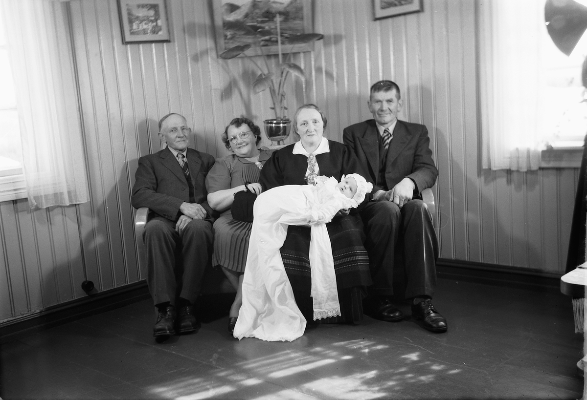 Håkon Prestkværn, Familiegruppe, ukjente, barnedåp på Smikkerud, april 1951.