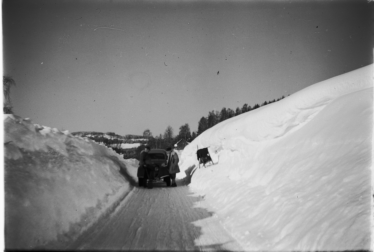 Håkon Prestkværn, Bil på vintervei med brøytekanter. Bilen er en Peugeot reg. nr. D-4376. Snøplogkanter, "snøvinteren" 1951,