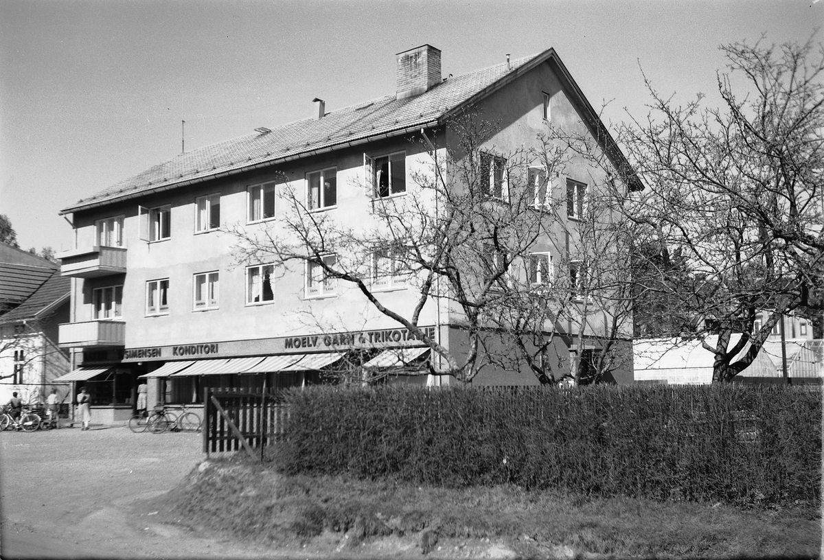 Håkon Prestkværn, GÅRDEN TIL BAKER SIMENSEN I MOELV, MOELV GARN OG TRIKOTASJE, BYGD CA. 1948, TOMTA TIL TIDLIGERE ANGELGÅRDEN. MOELV.