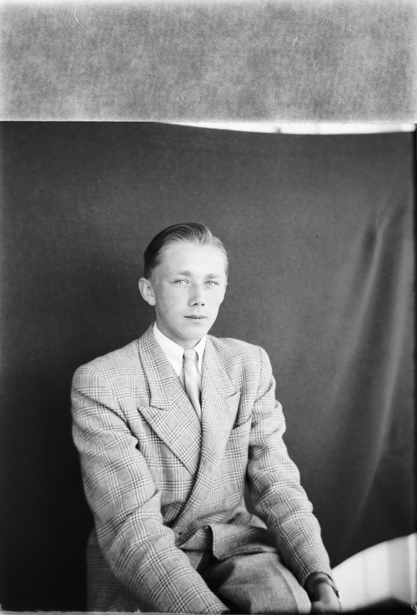 Håkon Prestkværn, Ukjent mann i dress.