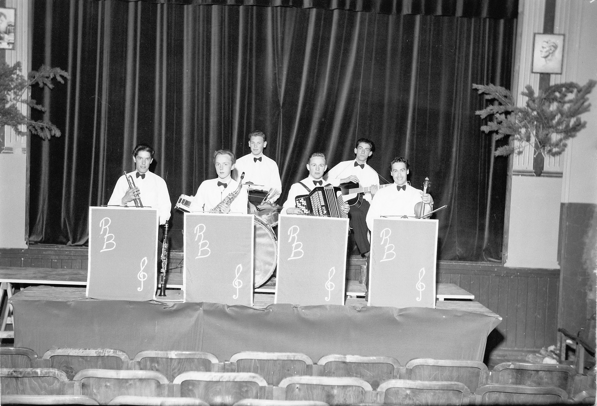 Håkon Prestkværn, RYTMIC BAND, MOELV, DANSEORKESTER. THOROLF ANDERSEN, TROMPET. OLAV SANDSENGEN, KLARINETT. ODD HOLMEN, BATTERI (TROMMER). LEIF ARNTZEN, TREKKSPILL. ODD EGEBERG, GITAR. ARNE LØVSTAD, FELE, FIOLIN. MOELV, 1947-50