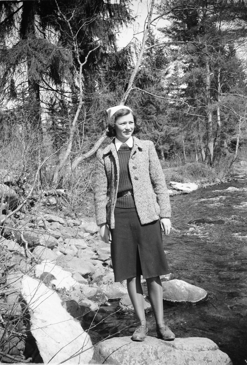 Håkon Prestkværn, Ukjent kvinne i skogen ved ei elv.