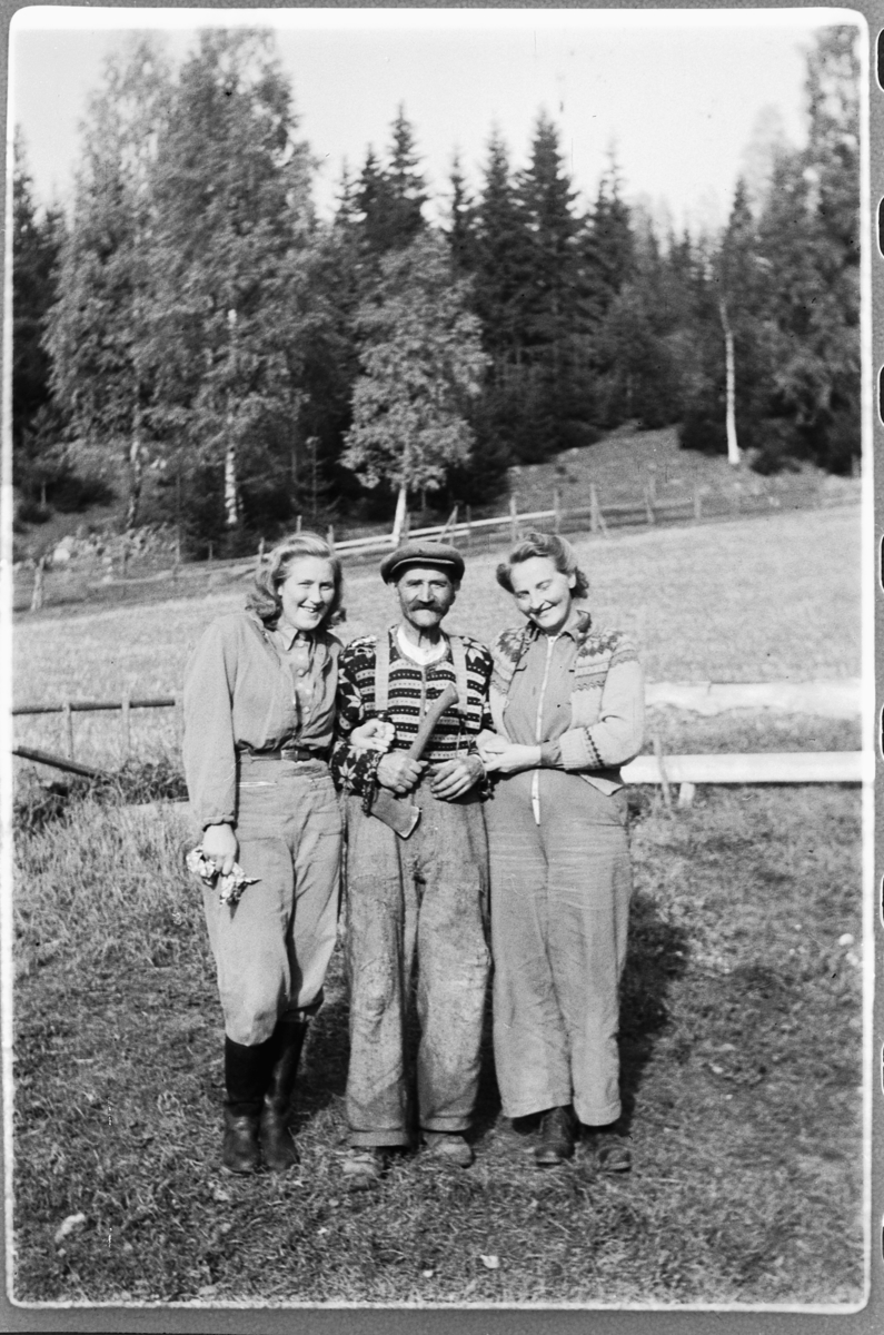 Håkon Prestkværn, Eldre mann med to kvinner.