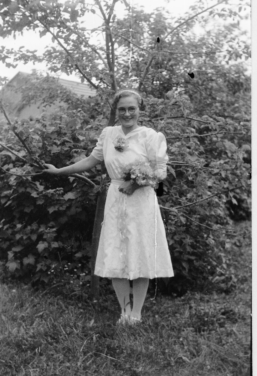 Håkon Prestkværn, Eksteriør, hage. Bryllup. Brud med blomsterbukett.