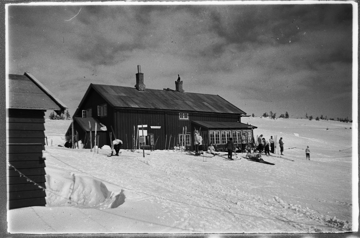 Håkon Prestkværn, Ukjent turisthytte på fjellet med skigåere.