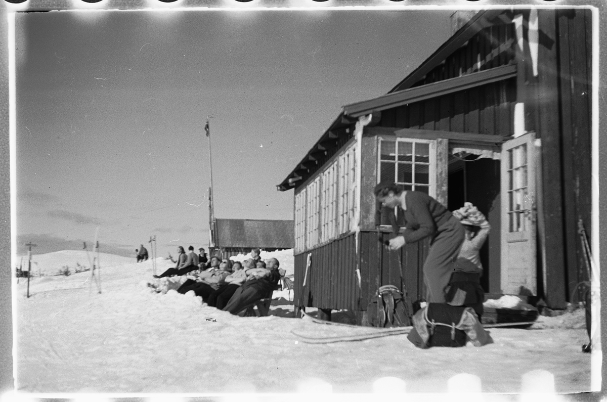 Håkon Prestkværn, Ukjent turisthytte på fjellet med folk som soler seg.
