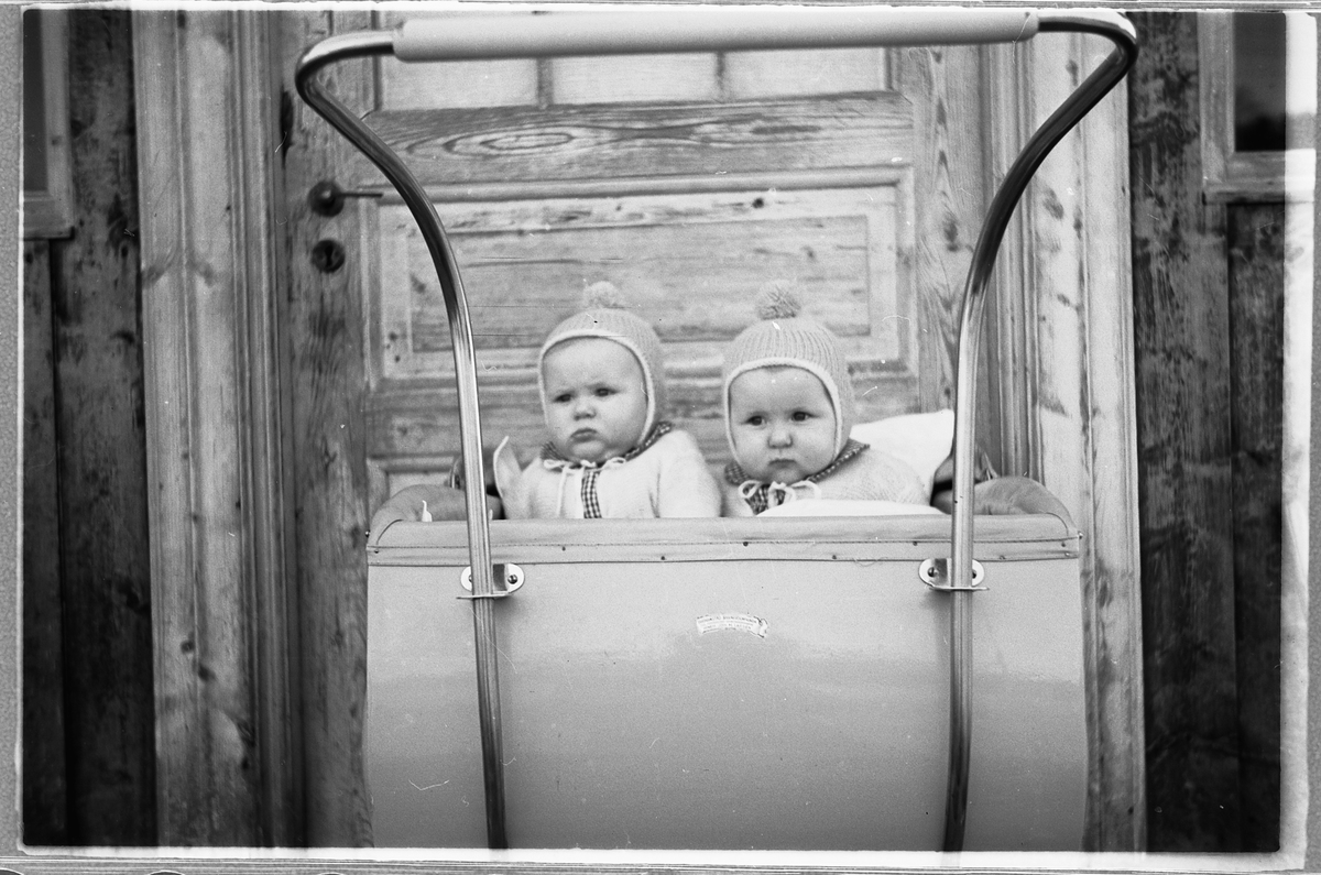Håkon Prestkværn, To babyer i en barnevogn. Knut og Bjørg Svenskerud f. 1949.